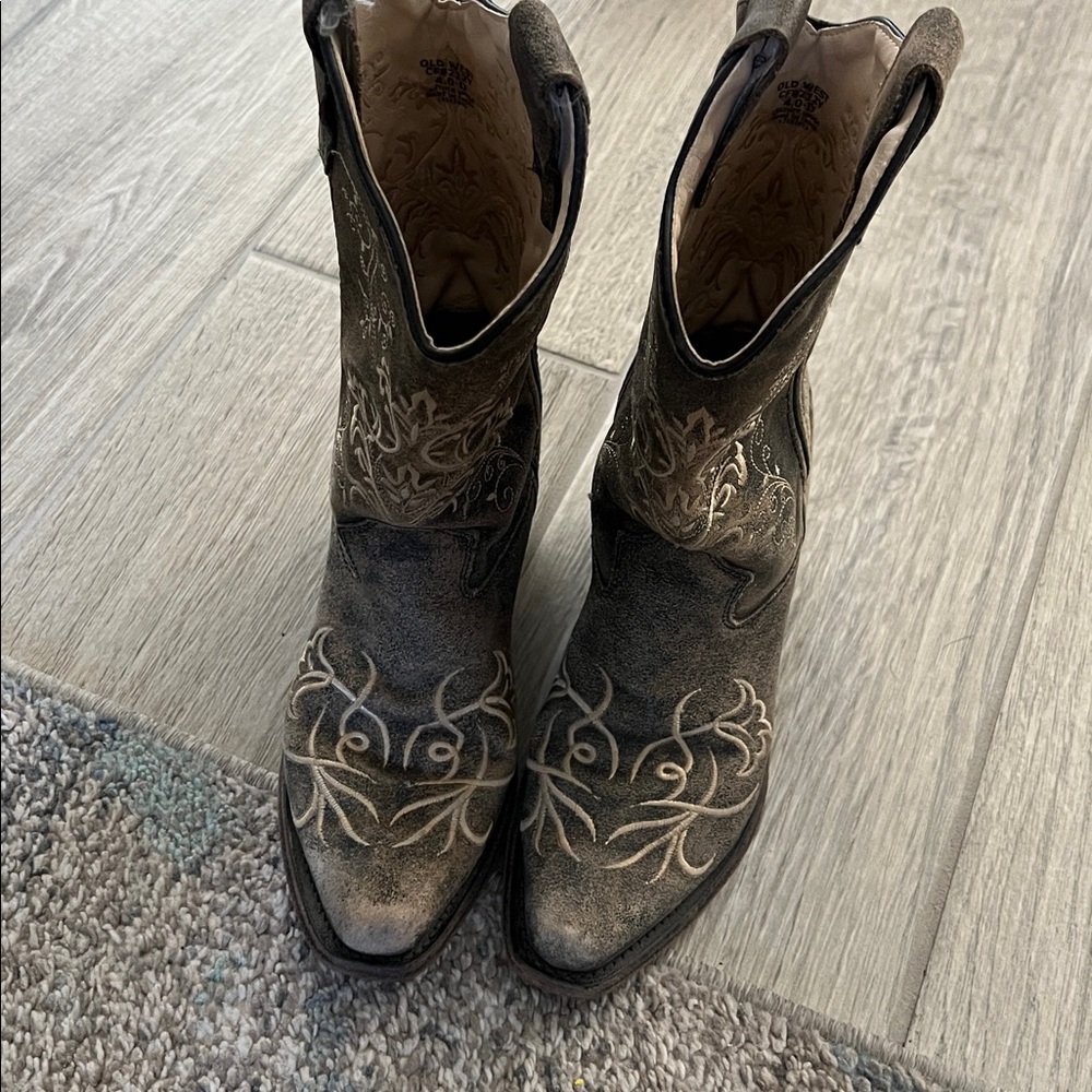 Old West Tan and Brown Embroidered Boots - Picture 2 of 6